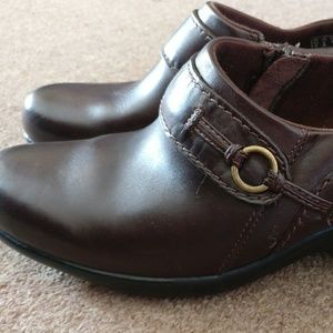 New w/o box Clarks brown ankle boots